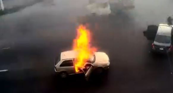 Criminales queman vehículos