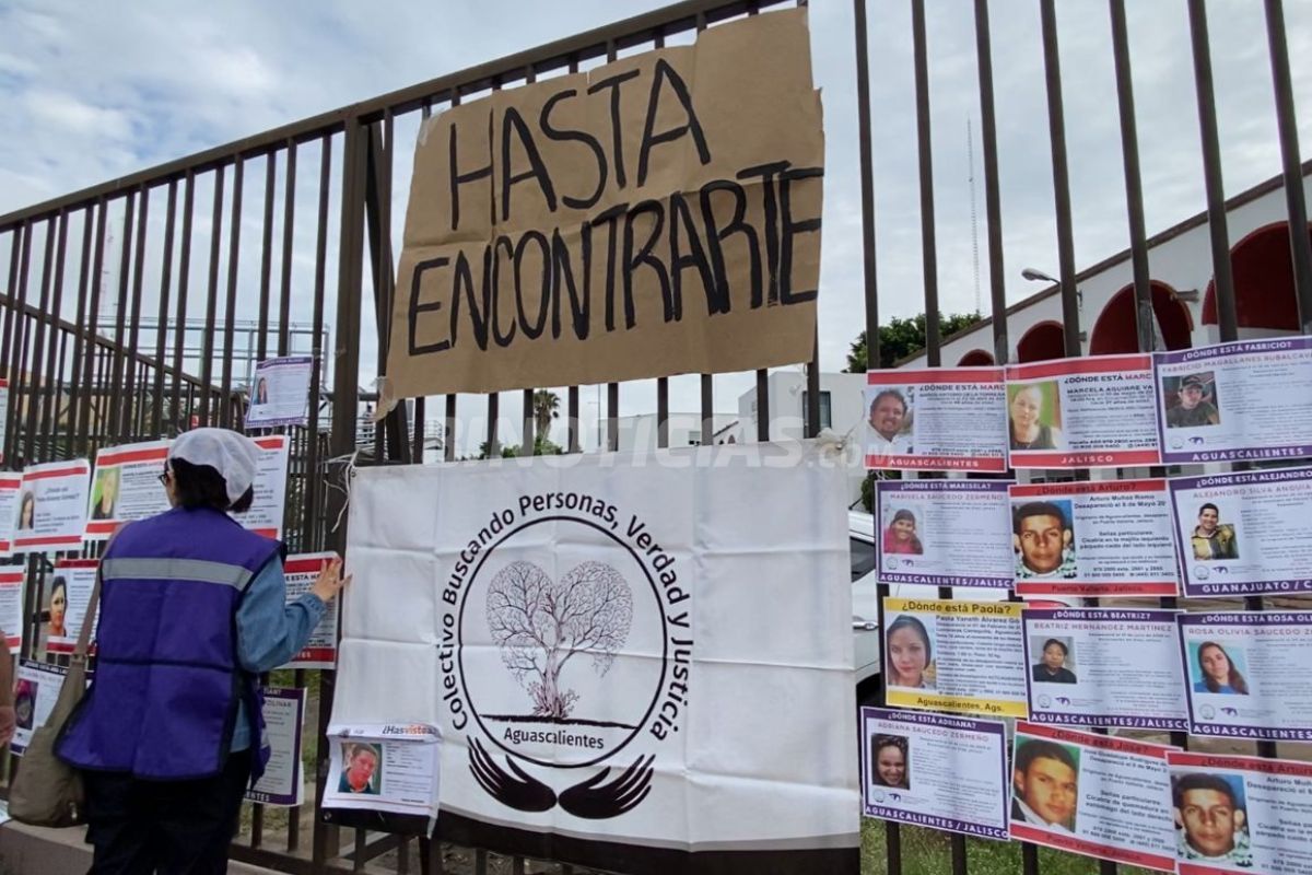 Pegan carteles de búsqueda frente a Fiscalía del Estado