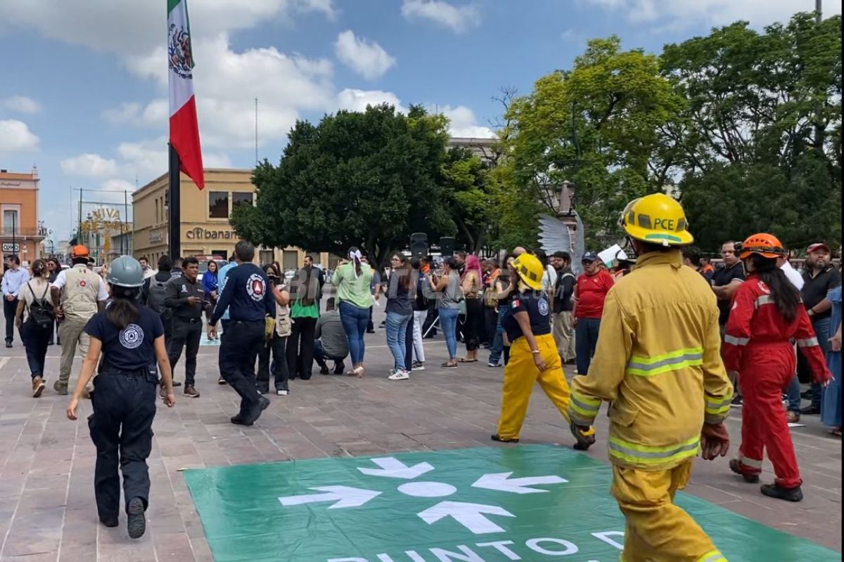 Como parte de simulacro, gobierno evacua personal en casi 4 minutos; el tiempo recomendado son 40 segundos menos