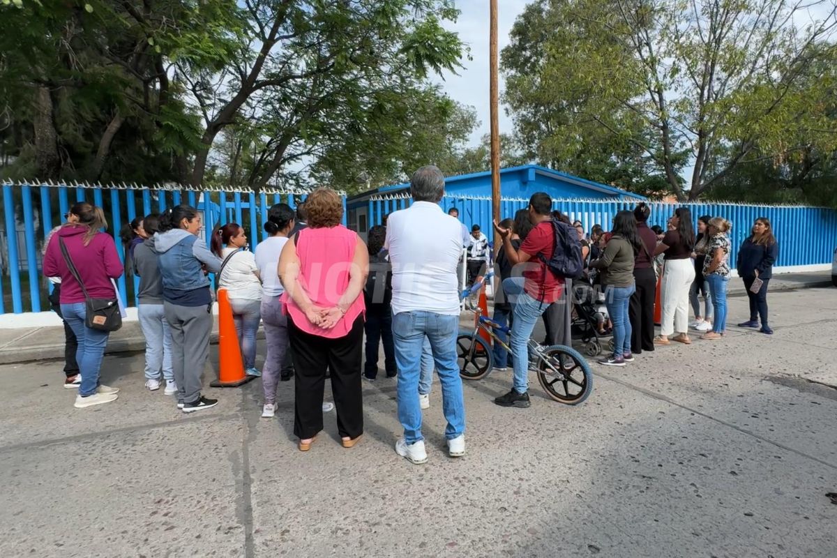 [GALERÍA] Investigan a profesor de primaria por presunto acoso contra docente; padres piden que siga dando clases