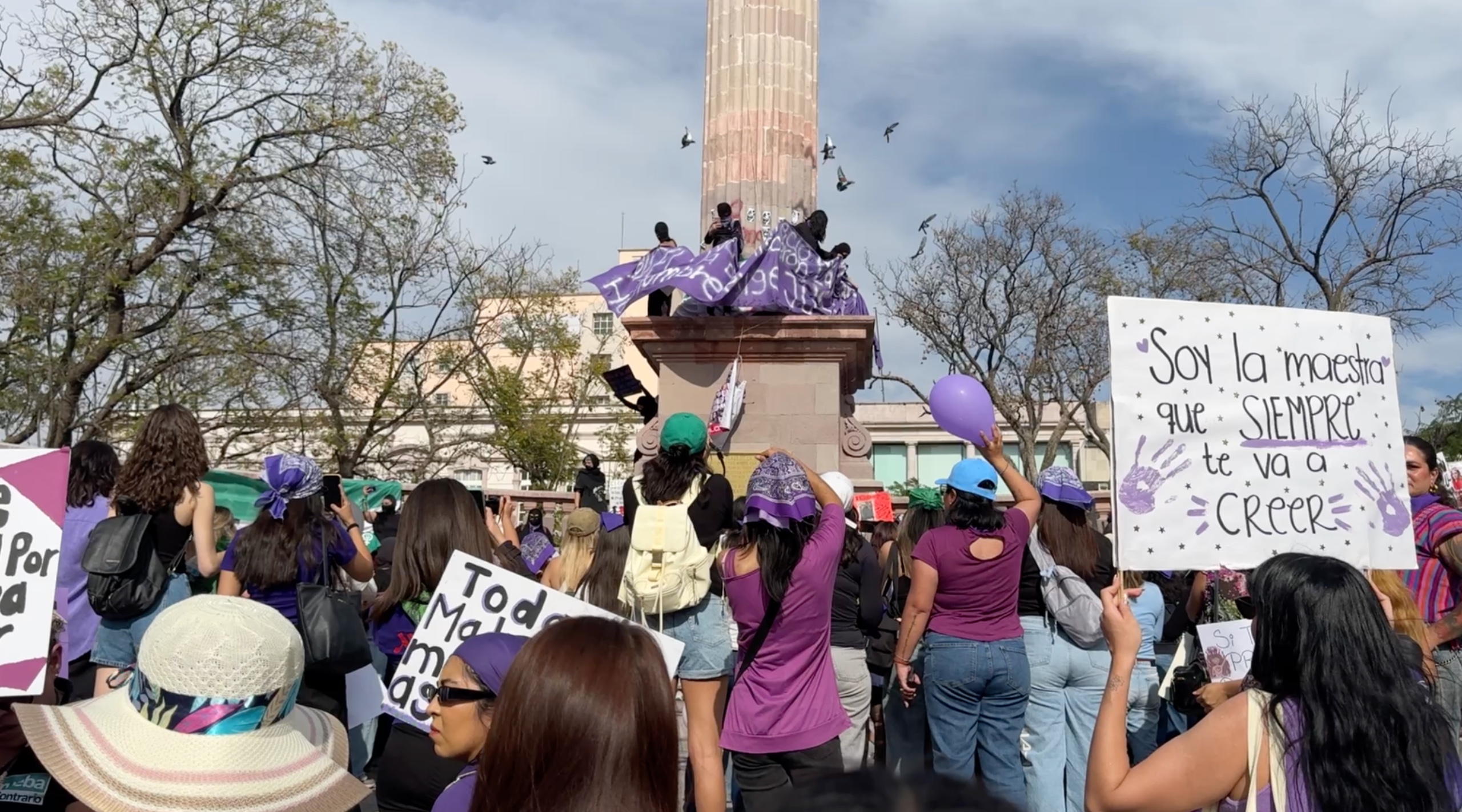 [GALERÍA] Marchan 3,600 mujeres en Aguascalientes; saldo blanco pero hubo altercado con ex ombudsman
