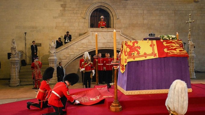 Finaliza oficialmente el reinado de Isabel II