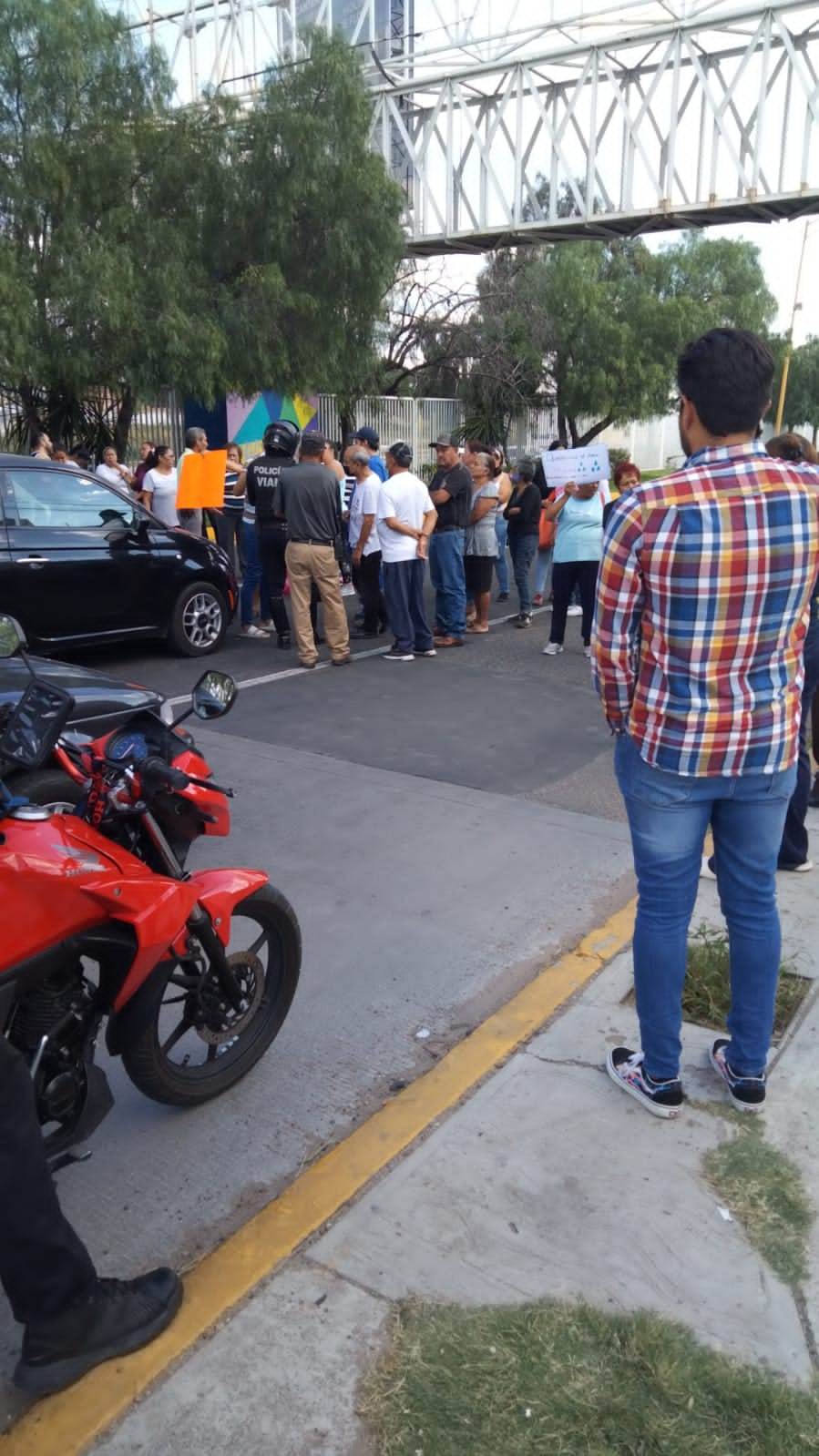 Bloquean Segundo Anillo por falta agua 