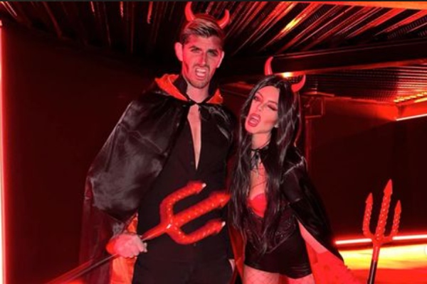 Courtois y su esposa con un infernal atuendo.