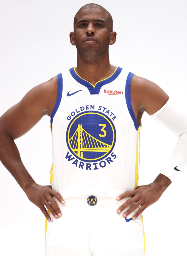 Chris Paul vistiendo el uniforme de los Warriors.