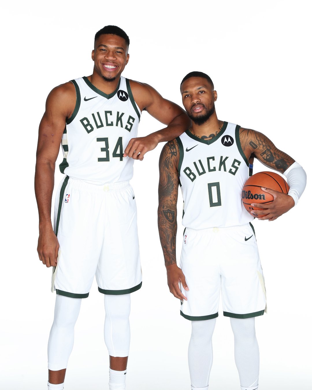 Damian Lillard con su nuevo compañero, Giannis. (Tiembla la NBA)