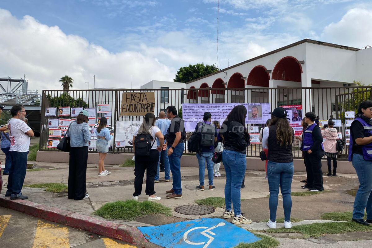 Pegan carteles de búsqueda frente a Fiscalía del Estado