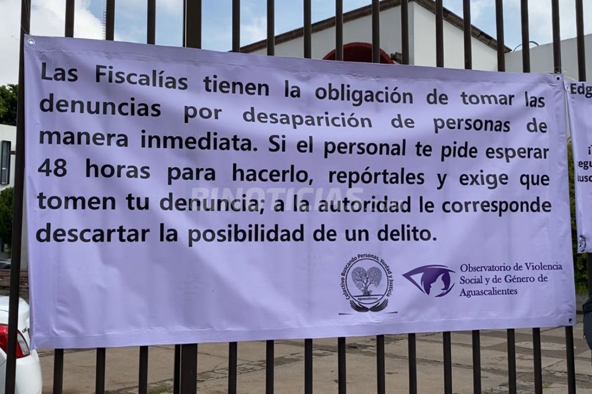 Pegan carteles de búsqueda frente a Fiscalía del Estado