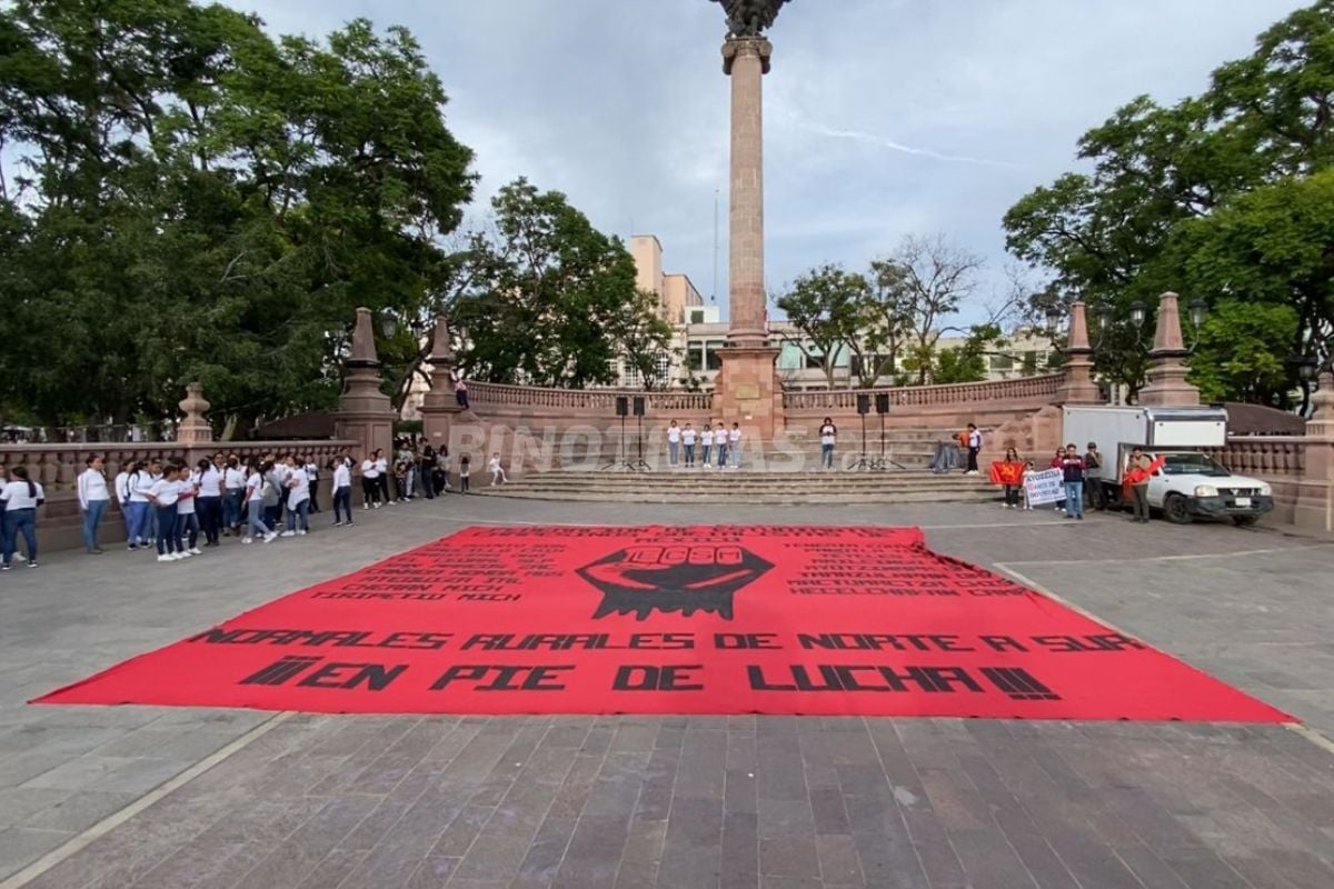 Lonas y pancartas fueron colocadas.