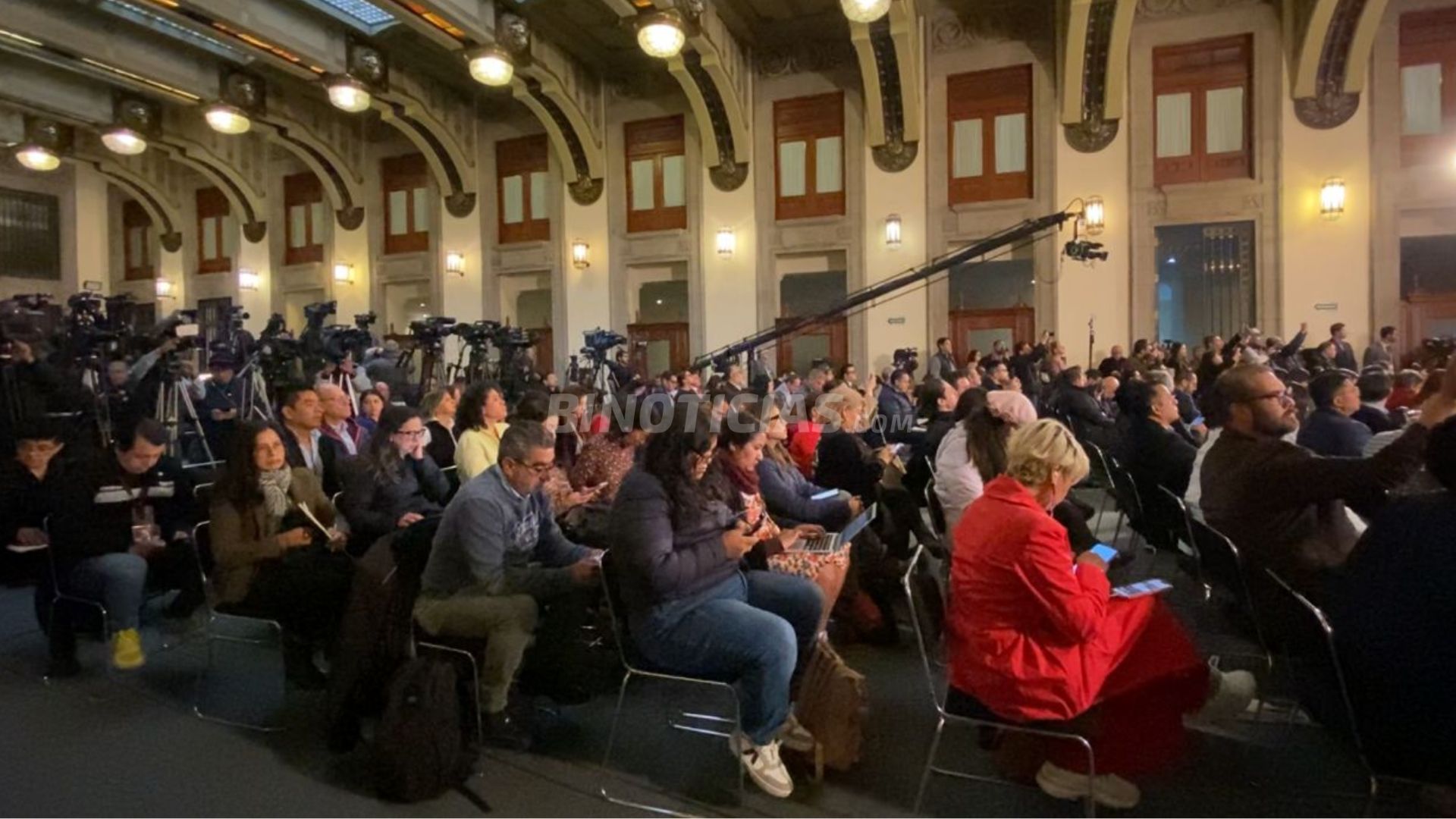 Una vez concluída, los reporteros pueden quedarse en Palacio a redactar.