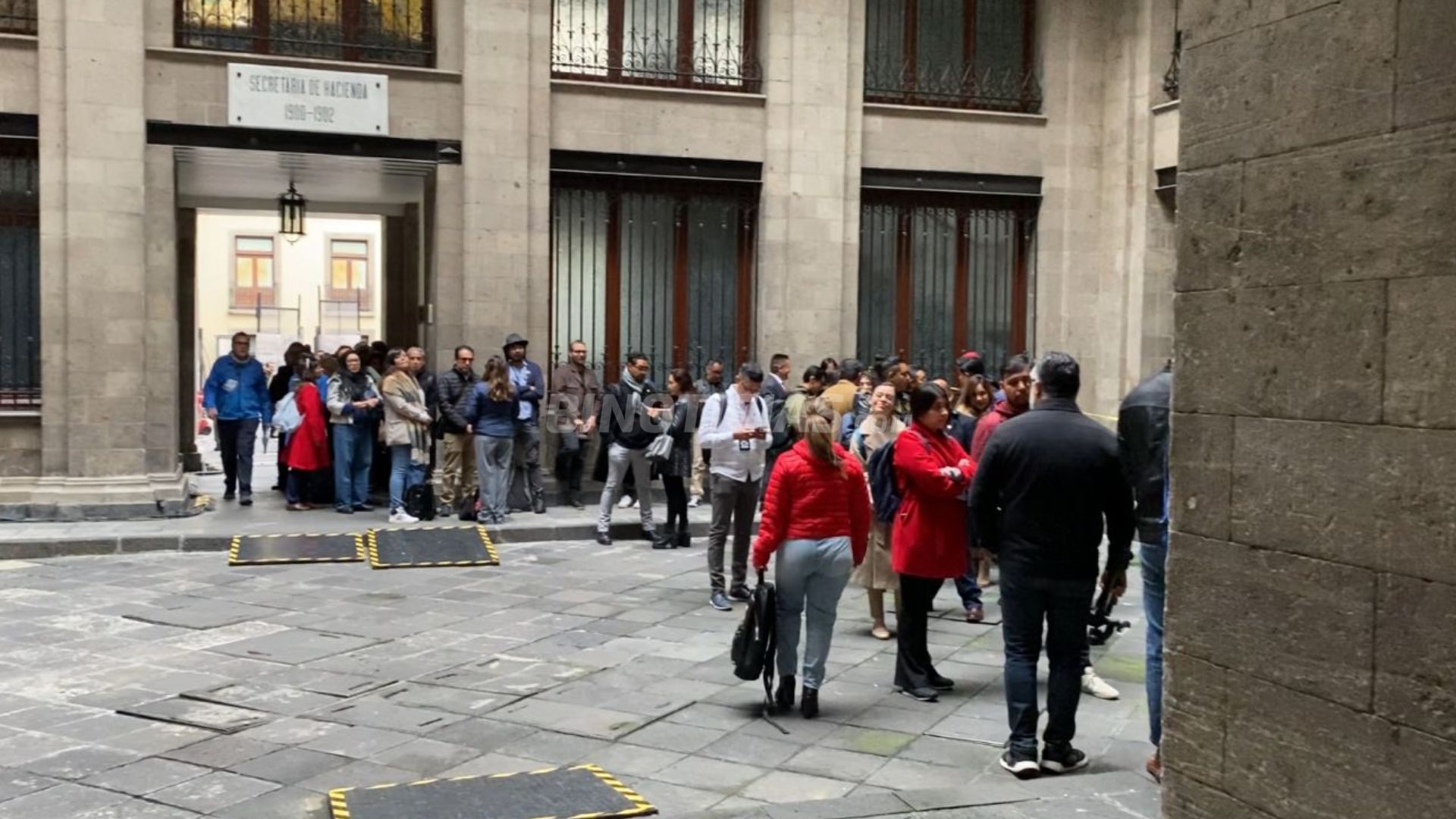 En una sola fila, medios esperan casi 1 hora para entrar.