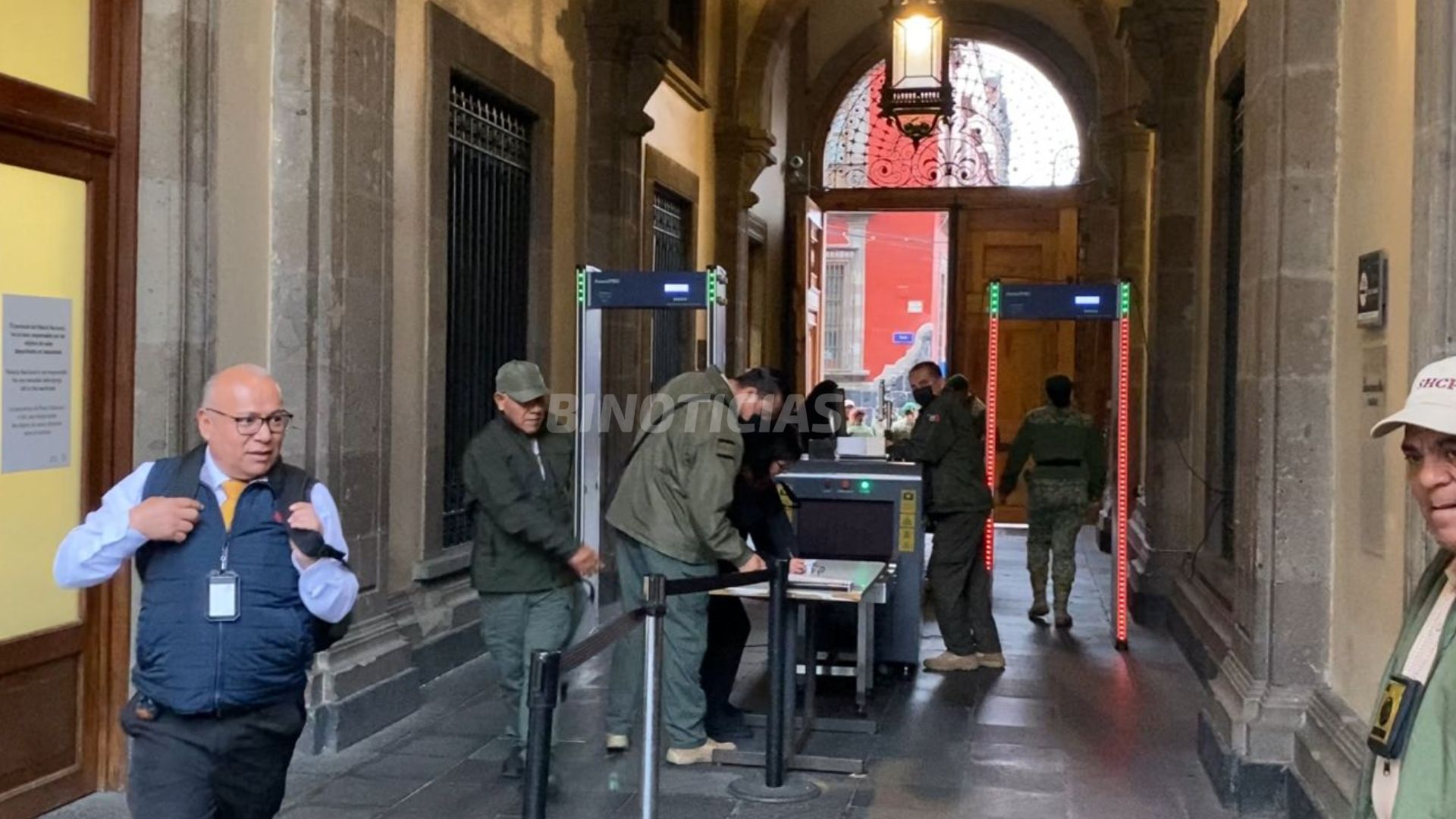 Periodistas deben de pasar por filtros de seguridad.