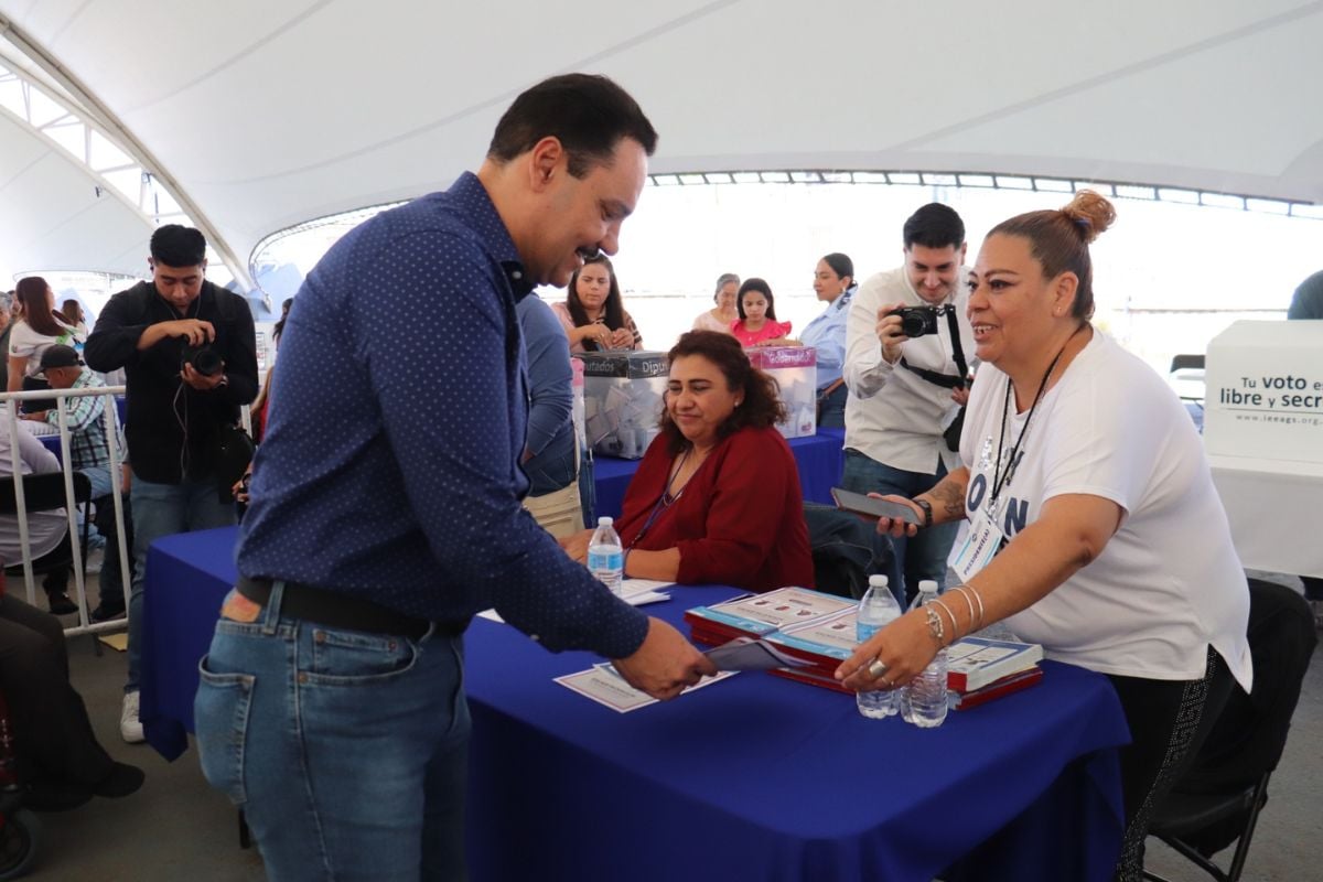 El senador panista, Antonio Martín del Campo, en las urnas