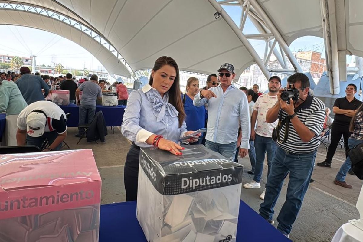 Tere Jiménez, gobernadora del estado, emitiendo su voto