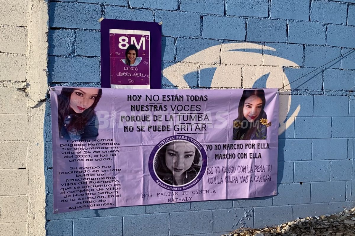 Carteles y pancartas pegadas en el lugar.