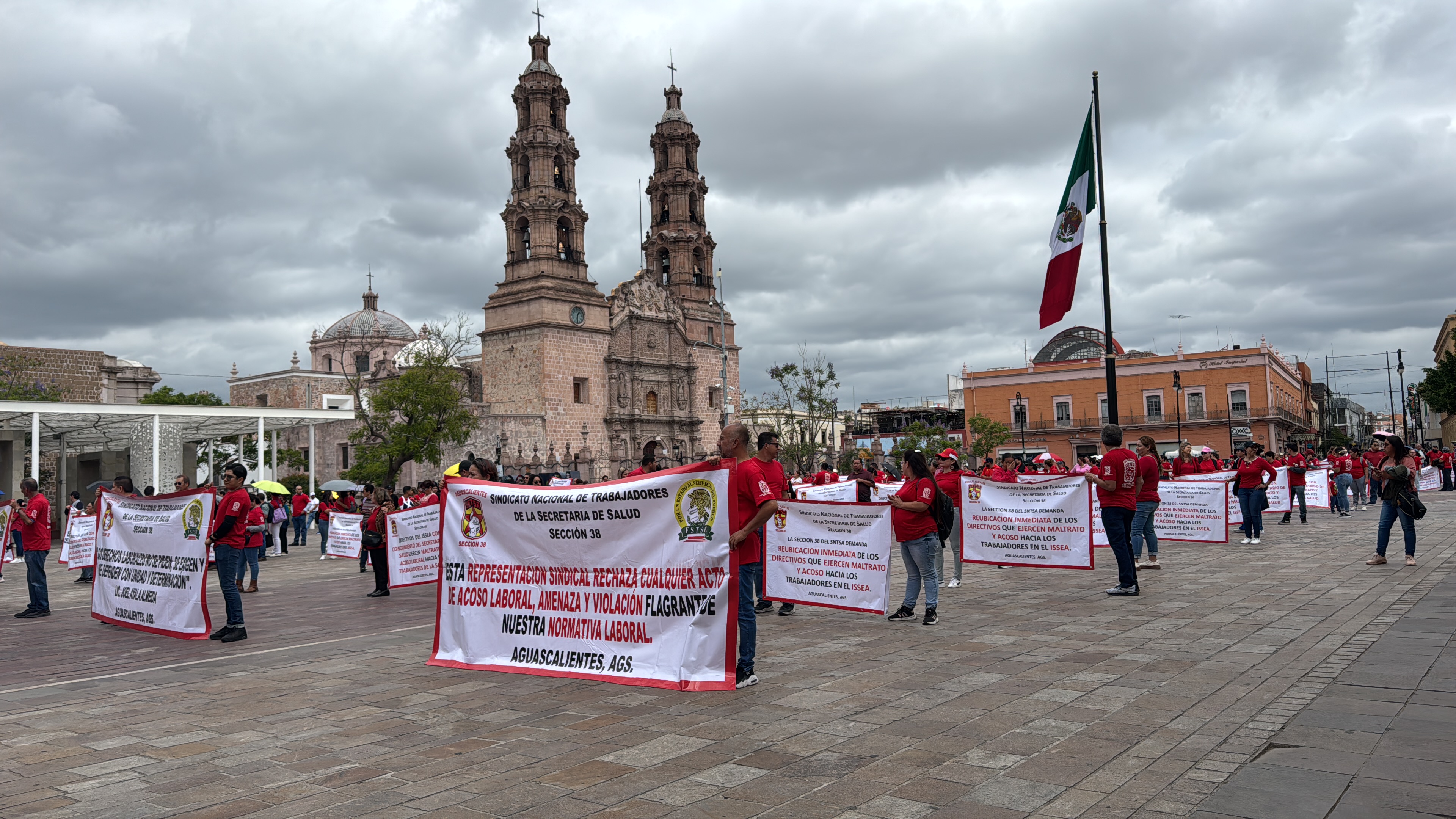 SNTSA estima 200 manifestantes.