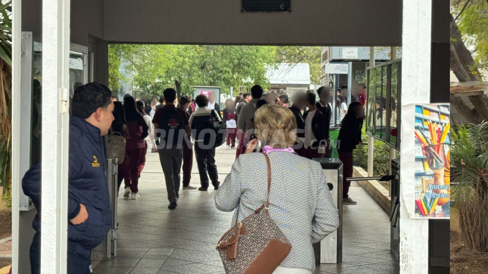 Estudiantes convocaron a acudir con ropa negra y carteles.