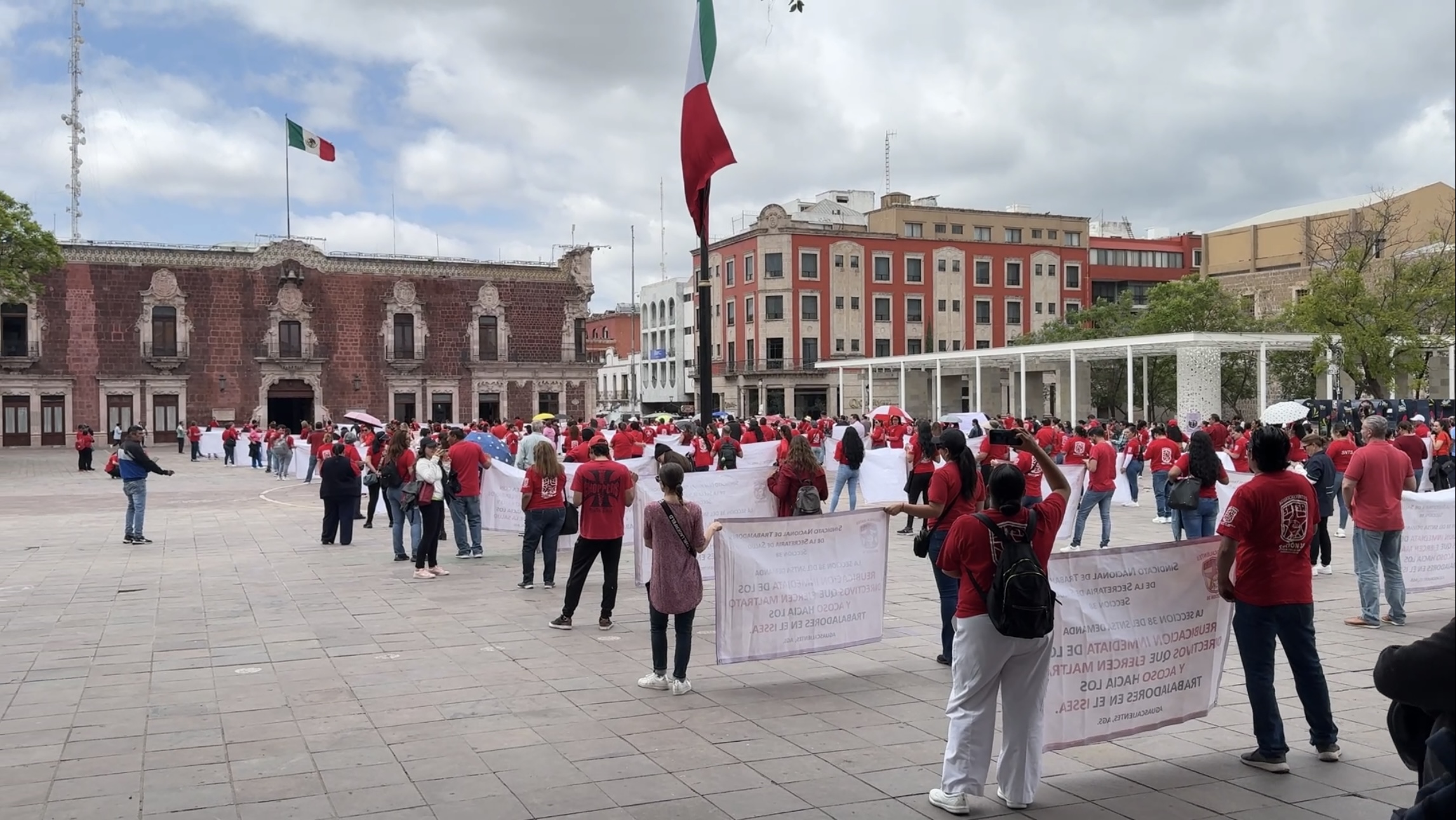 Manifestantes llegaron a exedra alrededor de las 10:00 horas.