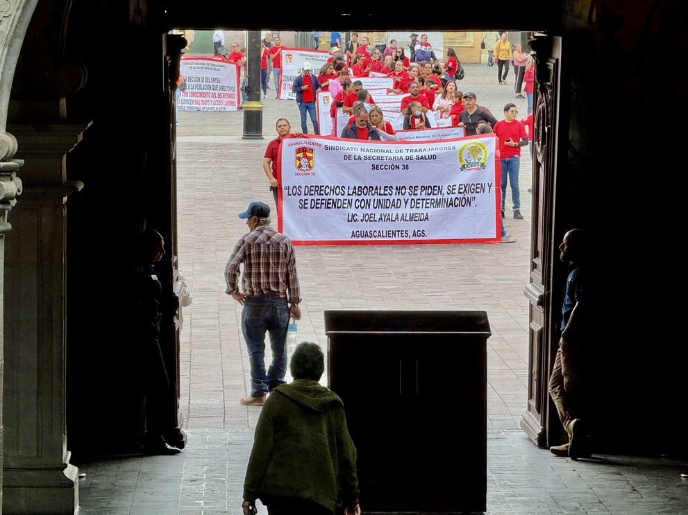 Por más de una hora, manifestantes esperaron en silencio.
