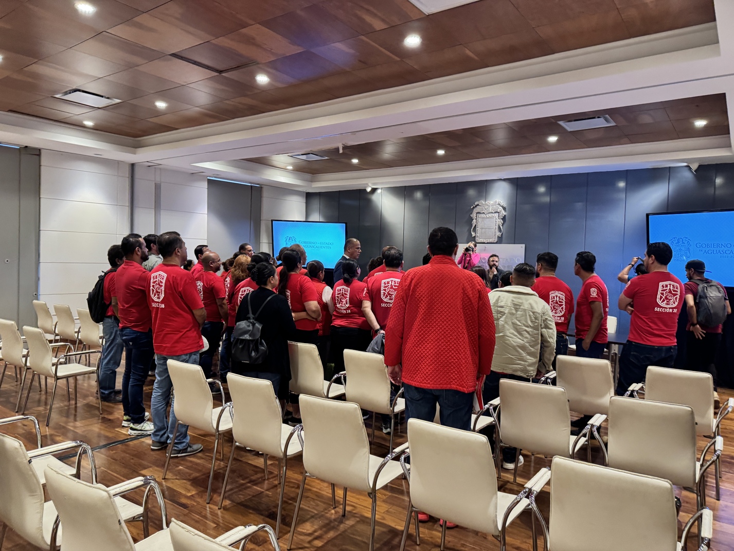 Secretario de Gobierno se reunió con líder sindical.