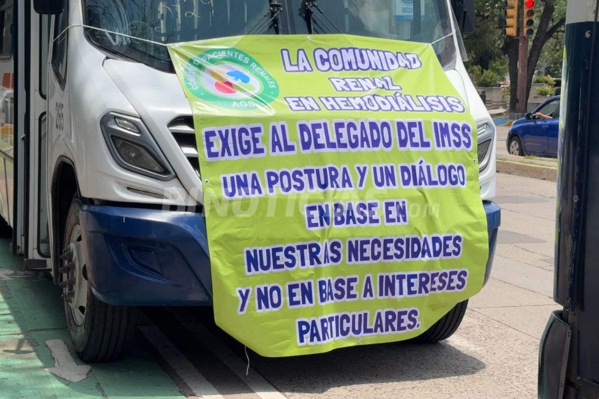 Manifestantes llevaron lonas y carteles.