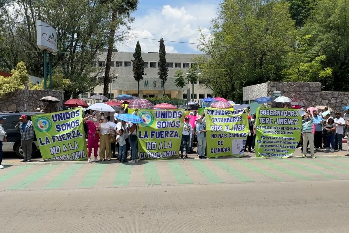 Decenas de personas se congregaron a las 13:00 horas de este martes.
