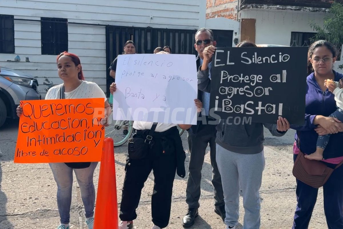 Madres y padres piden que docente señalado de presunto acoso sexual no regrese al plantel. Fue retirado del aula el jueves 3 de julio.