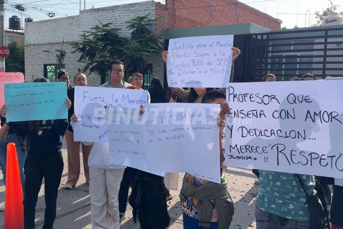 Otro grupo de madres, al menos una decena, se manifestó para que profesor pueda regresar a dar clases.