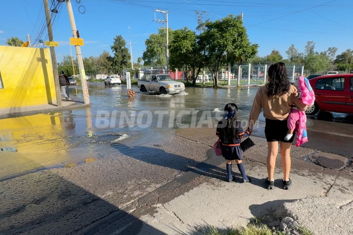 Fuga de agua tiene origen en calle Gral. Julián Medina