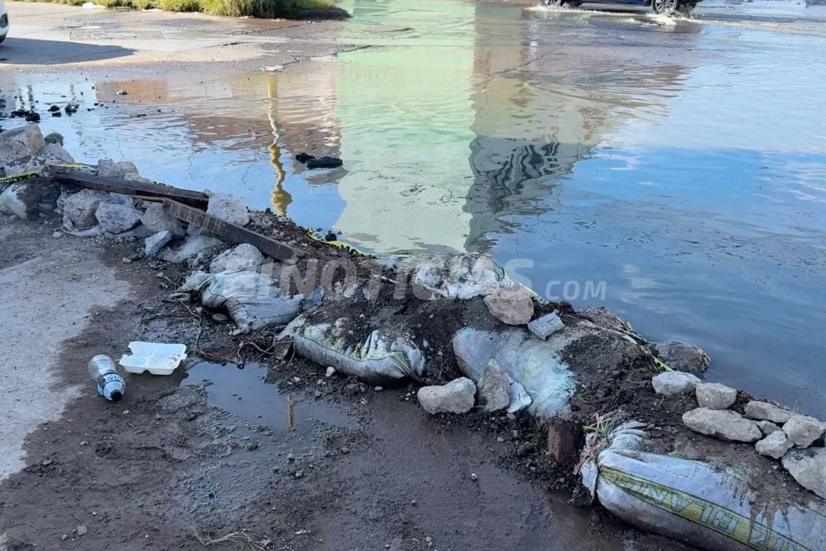 Vecinos de calle Miguel Ramos optaron por tapar fuga con costales y tierra