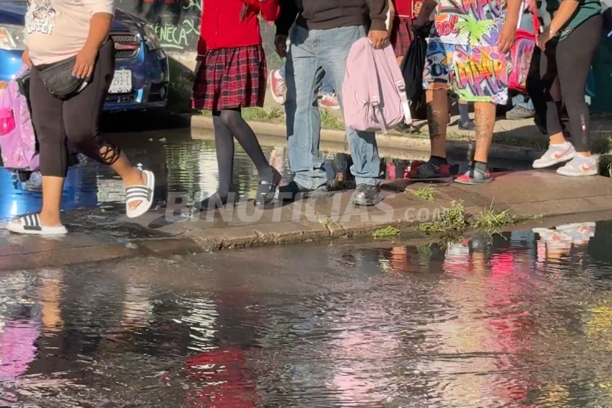 Alumnos de primaria Juan Escutia deben de cruzar a traves del topa de vialidad.