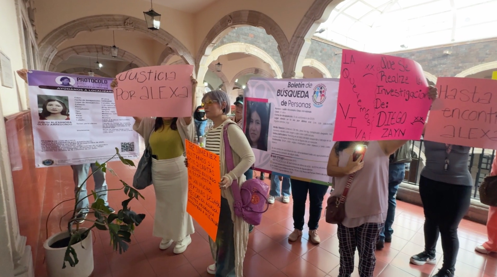 Manifestantes fueron recibidos en la SEGGOB
