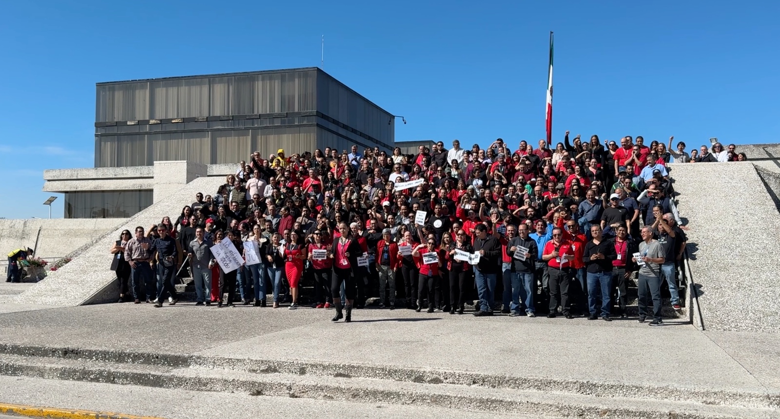 Los trabajadores vistieron de rojo y negro.