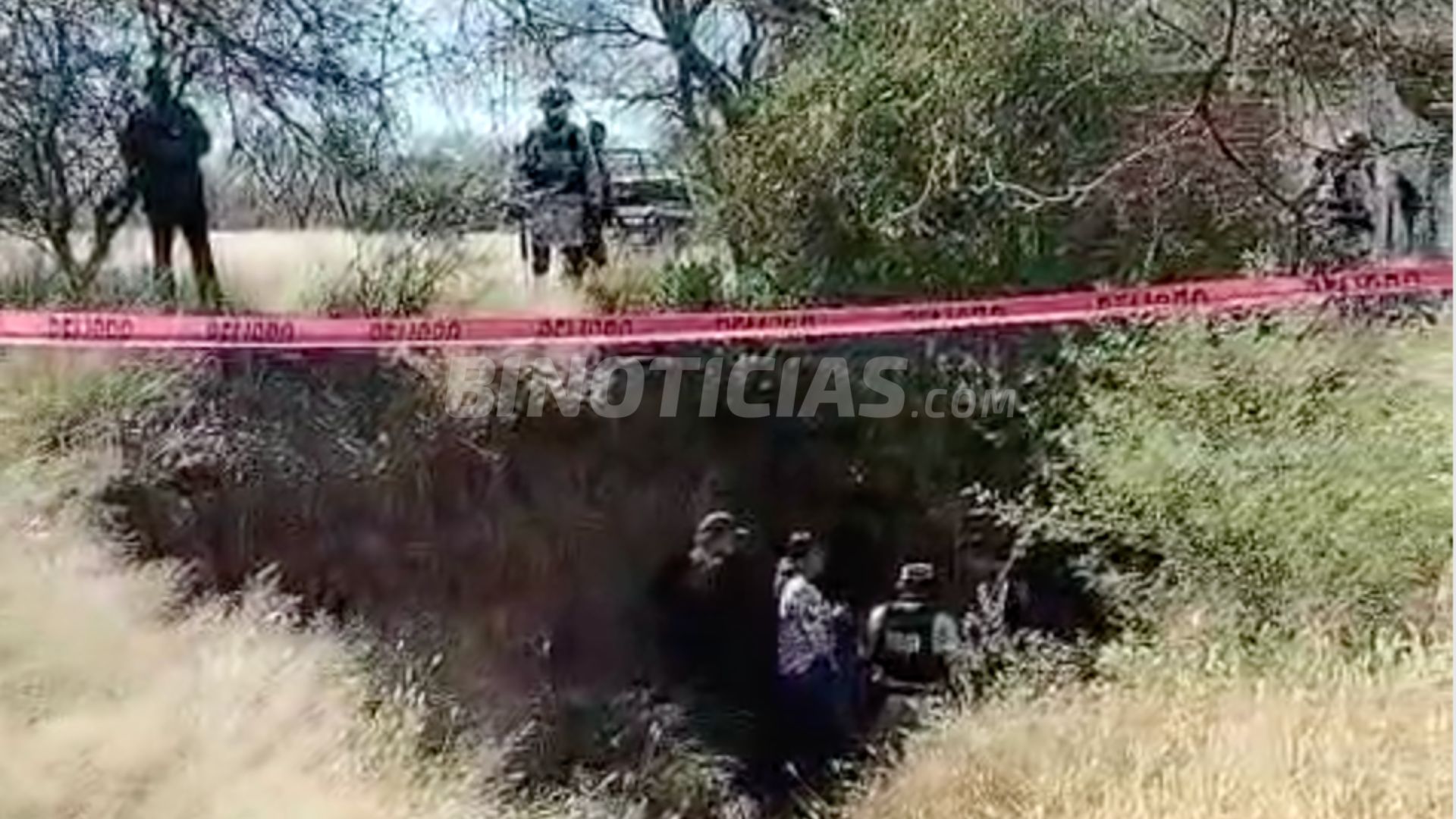 En la zona también encontraron prendas manchadas de sangre.