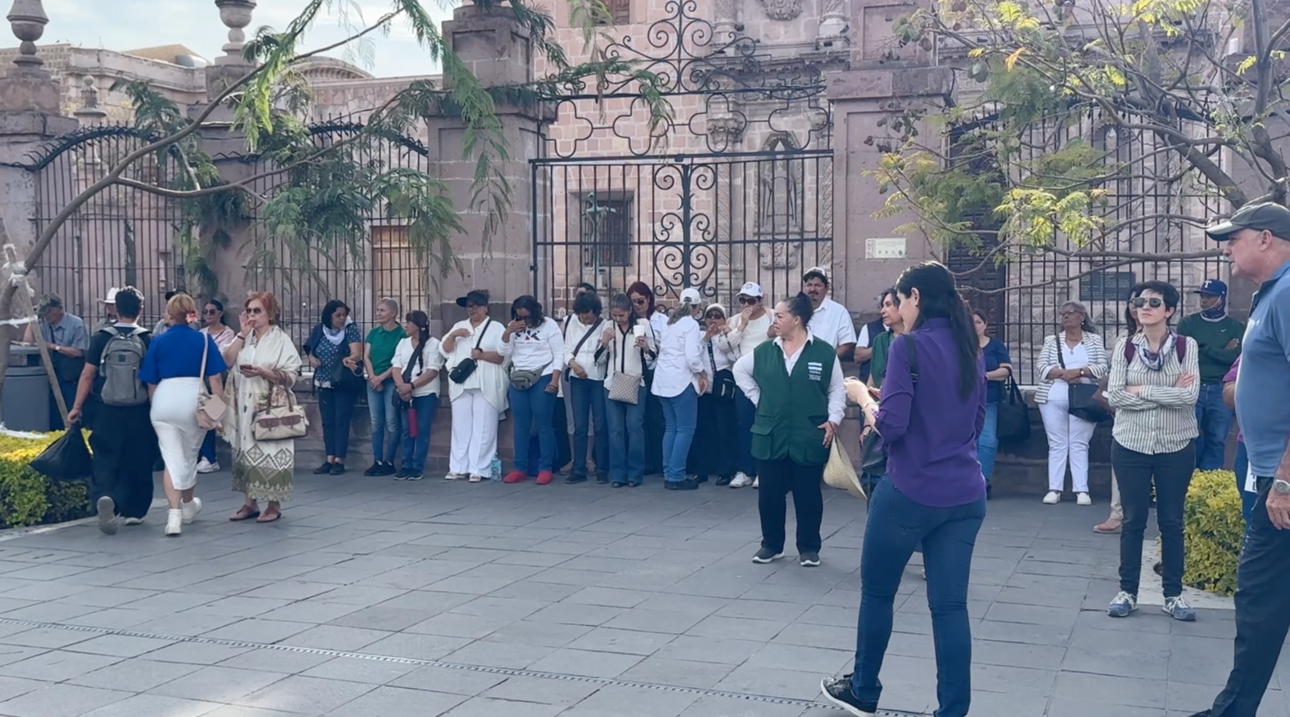 Feligreses resguardaron entrada de Catedral; nadie se acercó.