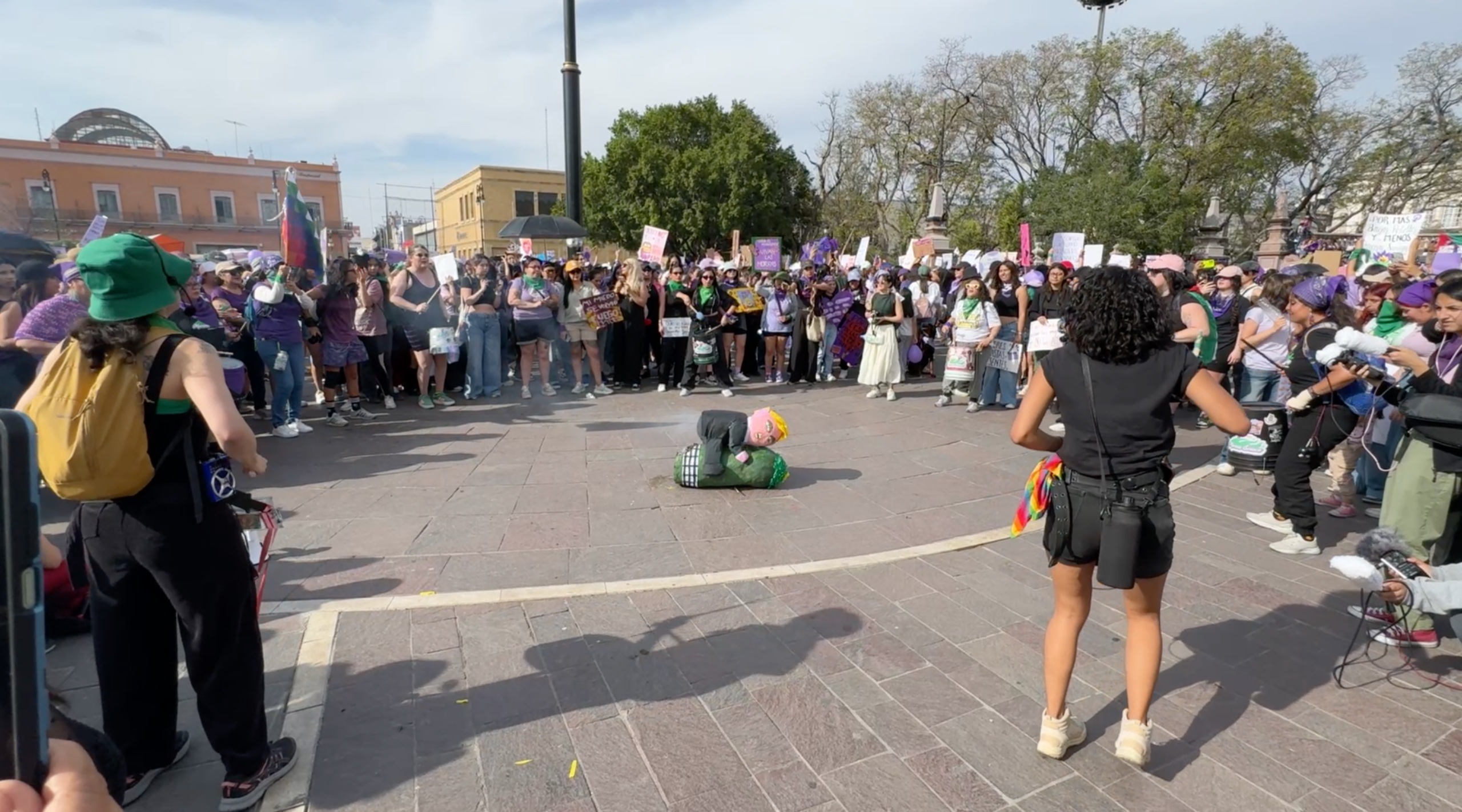 Entre batucada, quemaron piñata de Trump.
