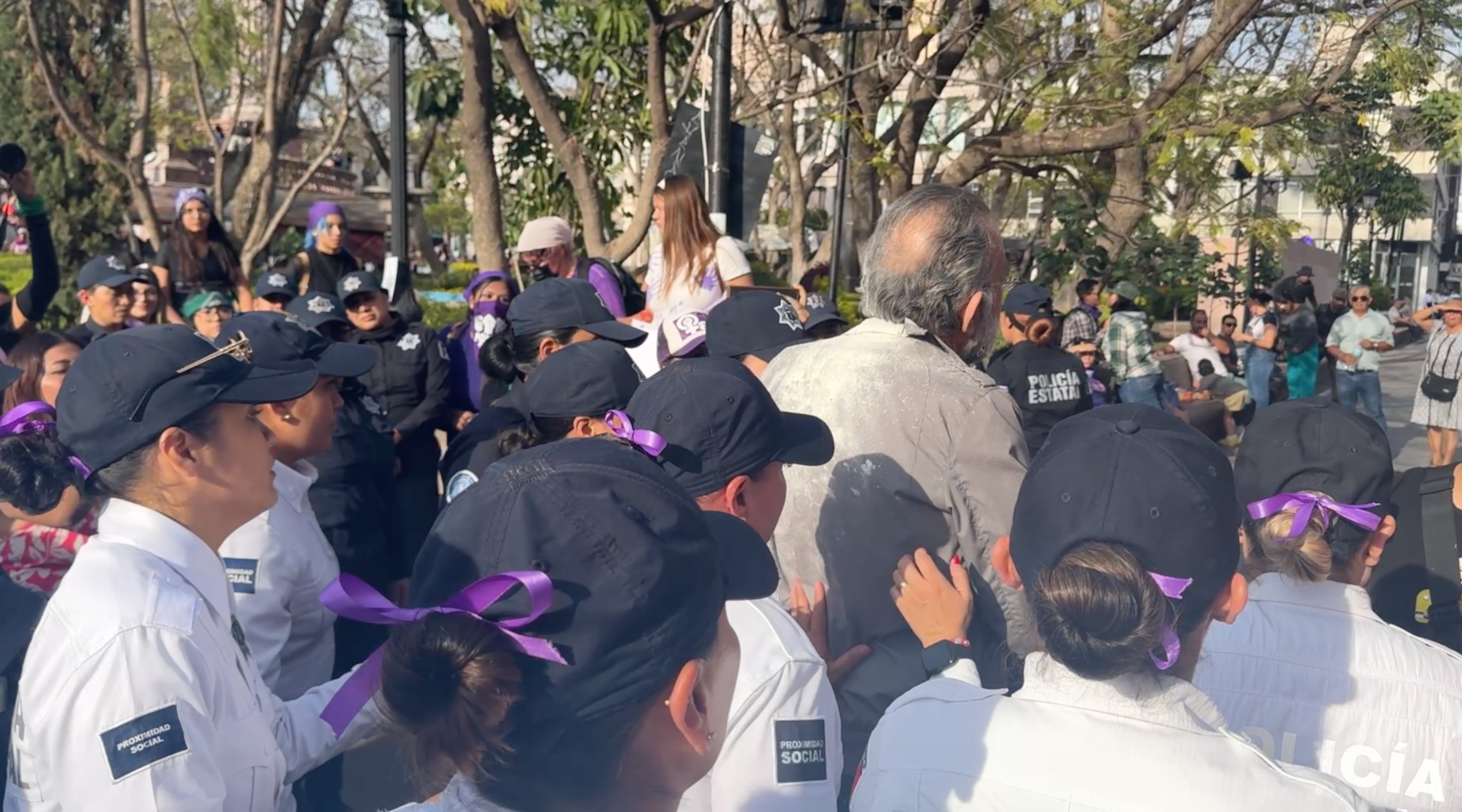 "¿Dónde dice que tengo que respetar": Ex titular de CEDHA fue llenado de harina.