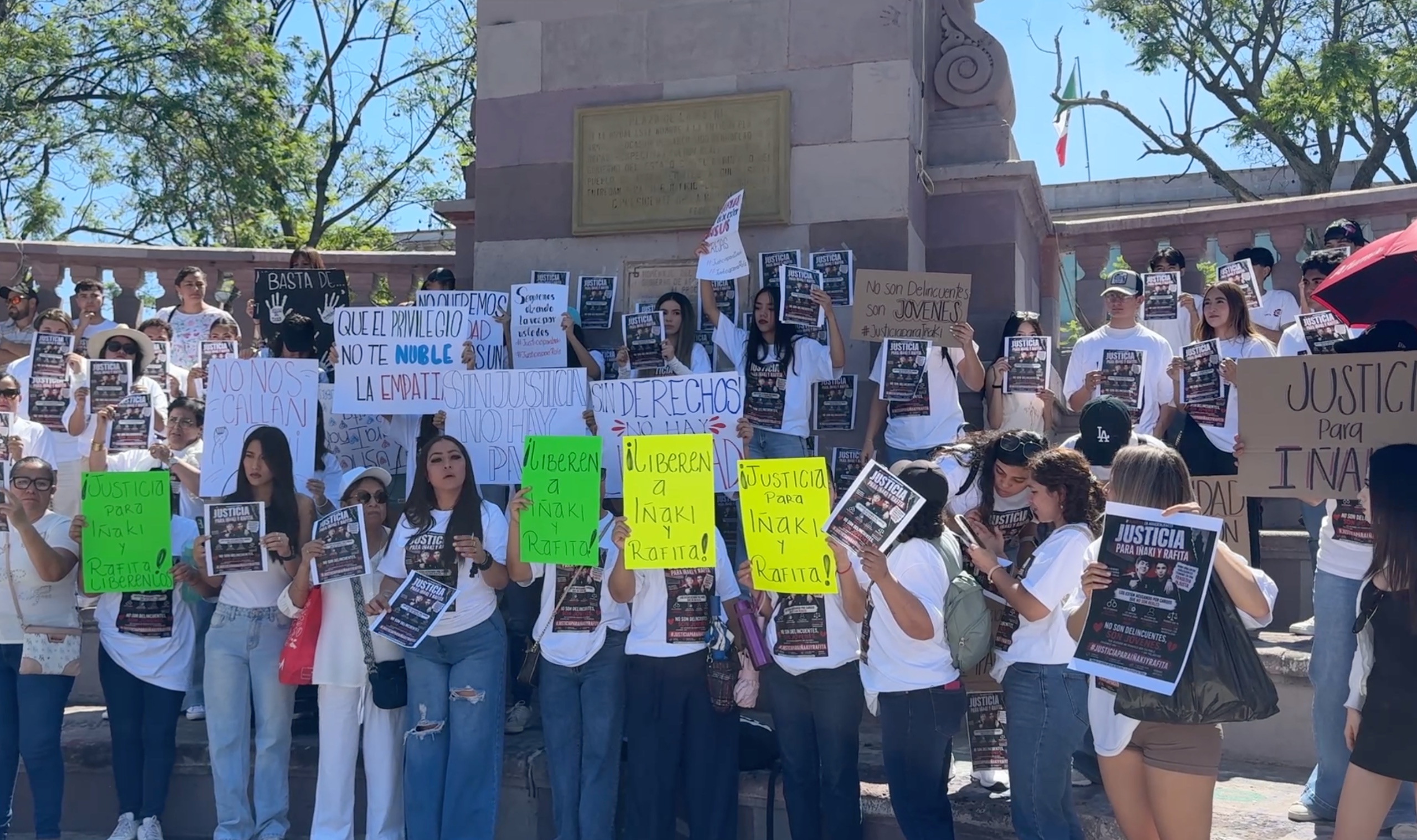 Familiares y amigos se congregaron para manifestar.