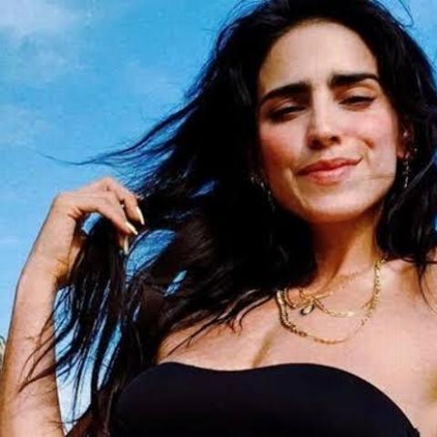 Bárbara de Regil muestra sus estrías escribiendo mensaje de amor propio