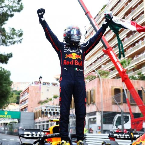 "Checo" Pérez continuará con Red Bull hasta 2024