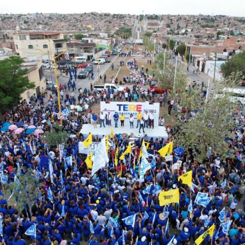 La candidata de la coalición “Va Por Aguascalientes”, Teresa Jiménez Esquivel, visitó a vecinos del oriente de la capital