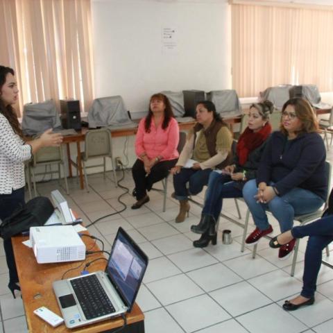 Capacitan a maestros para el programa Escuela Bilingüe