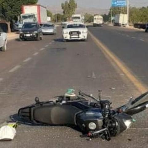 Entre la vida y la muerte se debate la conductora de una moto