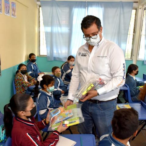 Distribuyen útiles escolares en comunidades necesitadas