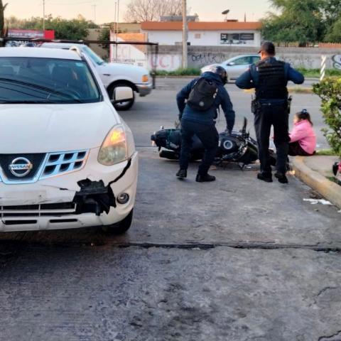 Niña lesionada en impacto de camioneta con moto