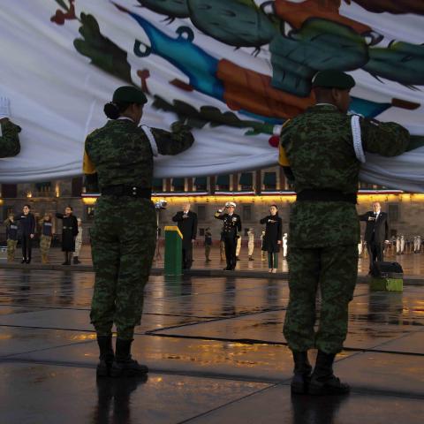 AMLO iza bandera a media asta por los sismos de 1985 y 2017