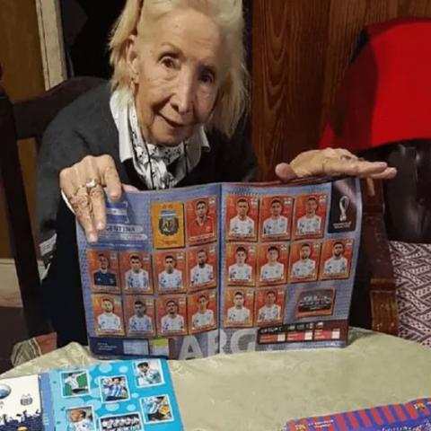 Abuelita ayuda a su nieto a llenar el álbum