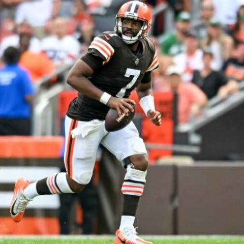 Browns vencen a Steelers