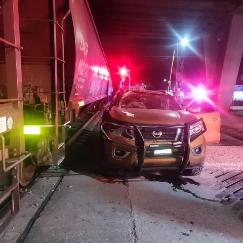 La camioneta fue arrastrada 10 metros por el tren