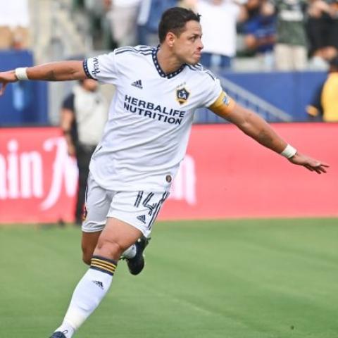 Chicharito anota doblete en empate ante Sporting KC